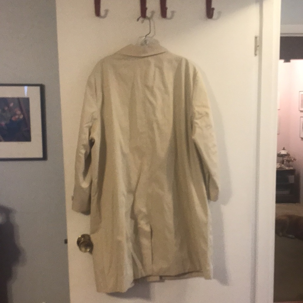 Weatherproof tan raincoat - Picture 6 of 9